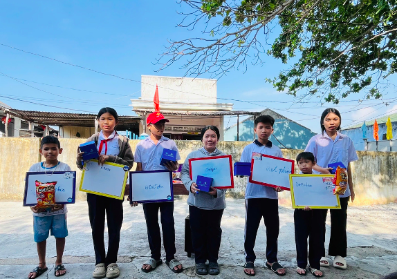 Dân đảo Bích Đầm Nha Trang hào hứng học tiếng Anh nhờ dự án giáo dục cộng đồng