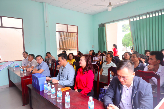 Dân đảo Bích Đầm Nha Trang hào hứng học tiếng Anh nhờ dự án giáo dục cộng đồng
